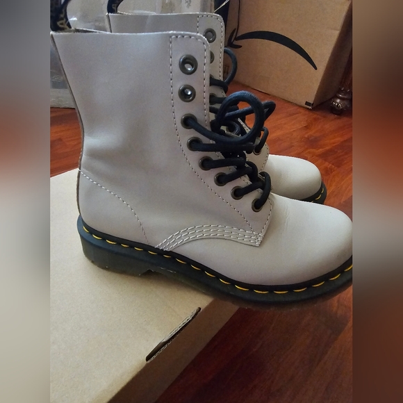 Dr. Martens Cream tall boots black laces sz 5 - Picture 2 of 8